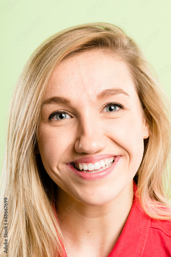 happy woman portrait real people high definition green backgroun happy woman portrait real people high definition green backgroun