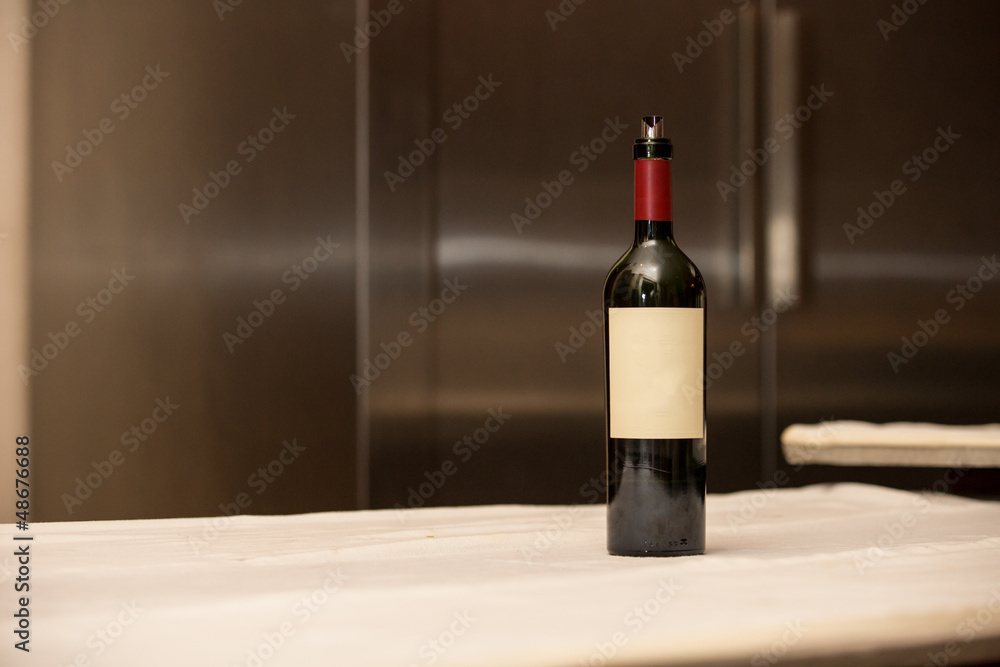 Botella de vino sobre mesa.