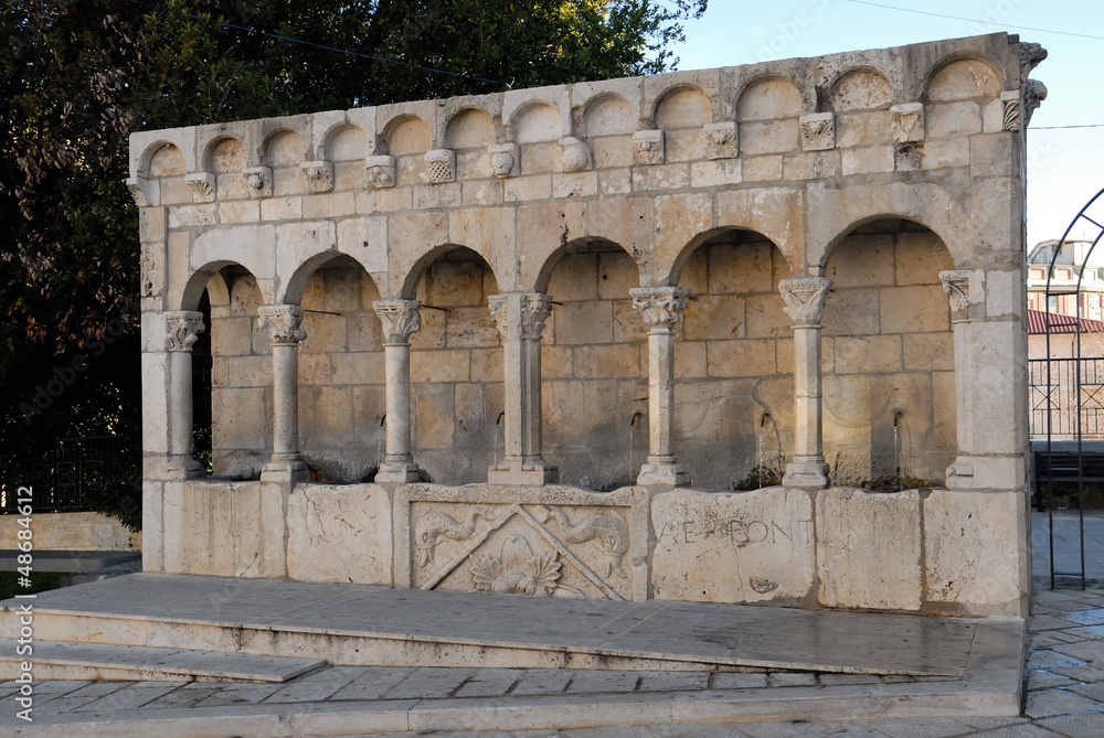 Monumento storico in pietra della Fontana Fraterna, Isernia, Molise Italia