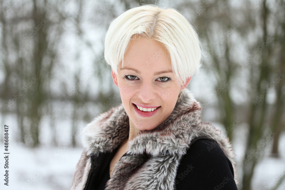 junge frau im schnee