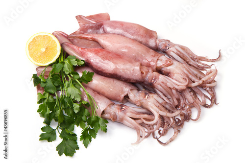 Foto a group of fresh squid with lemon and parsley