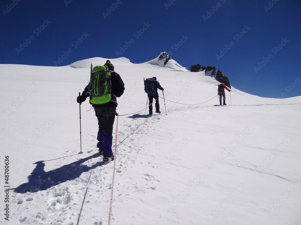 Alpinistes face aux 4000m du Mont Rose (Valais, Alpes) Alpinistes face aux 4000m du Mont Rose (Valais, Alpes)