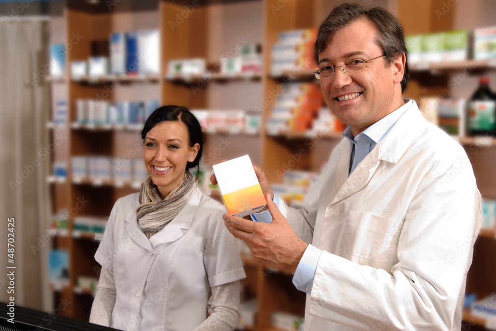 Apotheker und Assistentin empfehlen StockFoto Adobe Stock