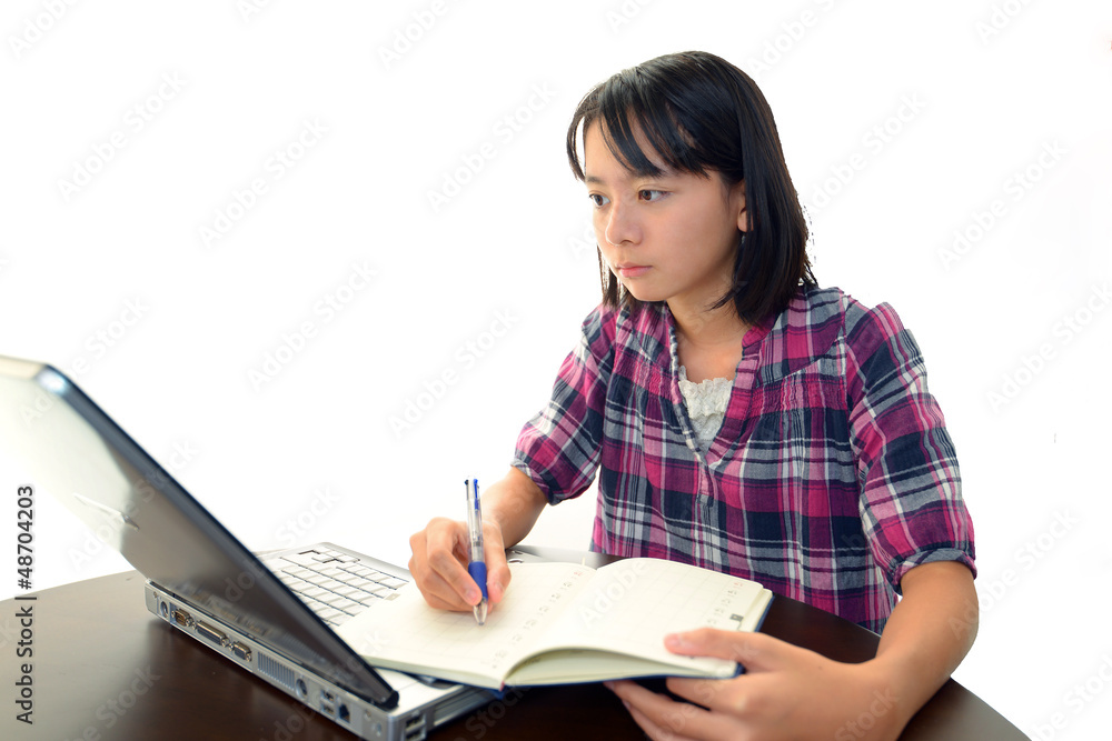 インターネットで調べ物をする女の子 インターネットで調べ物をする女の子