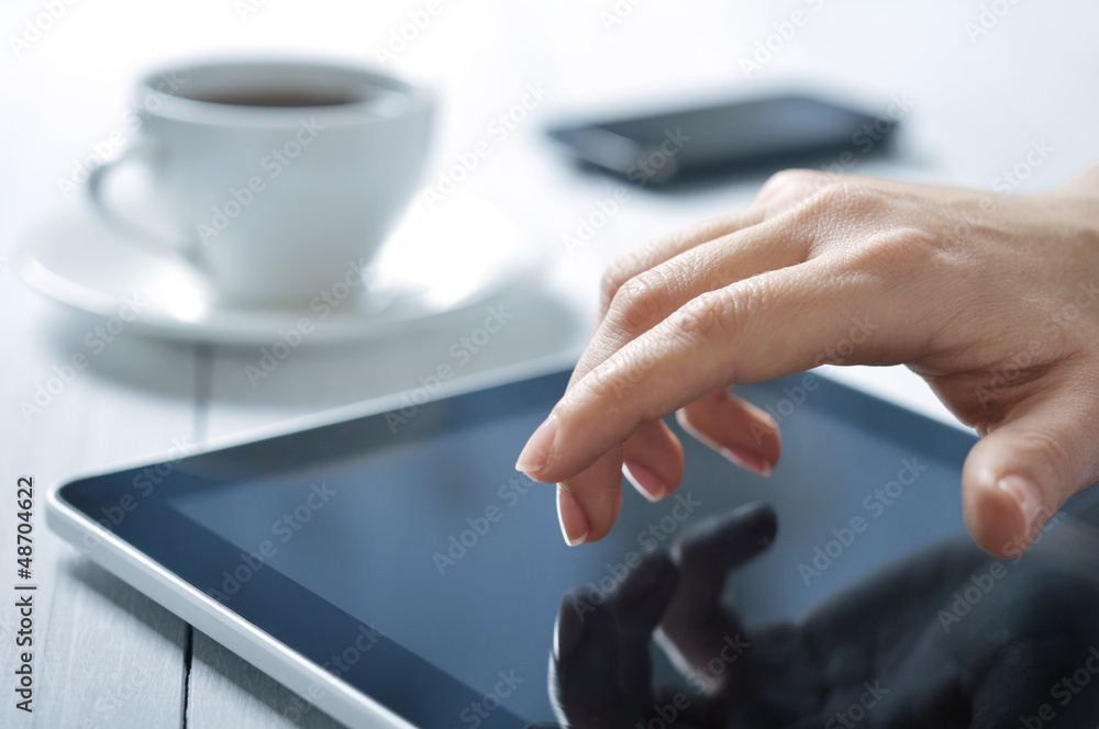 Obraz premium finger touching screen on tablet-pc