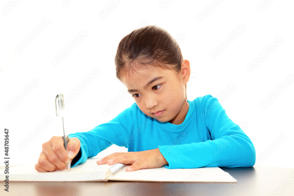 勉強に励む女の子