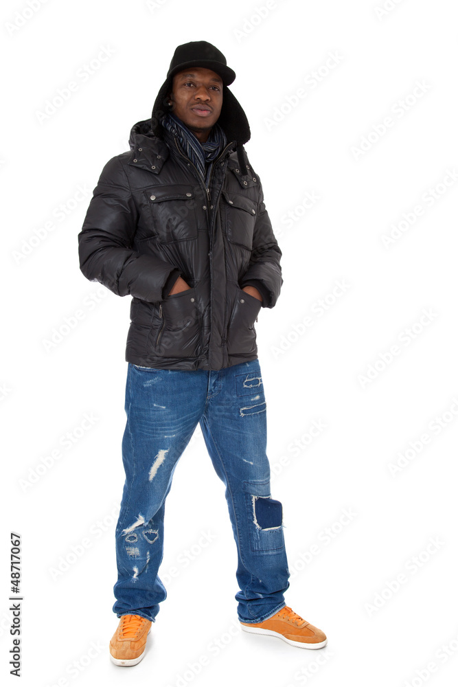 Dunkelhäutiger junger Mann in Winterkleidung Dunkelhäutiger junger Mann in Winterkleidung