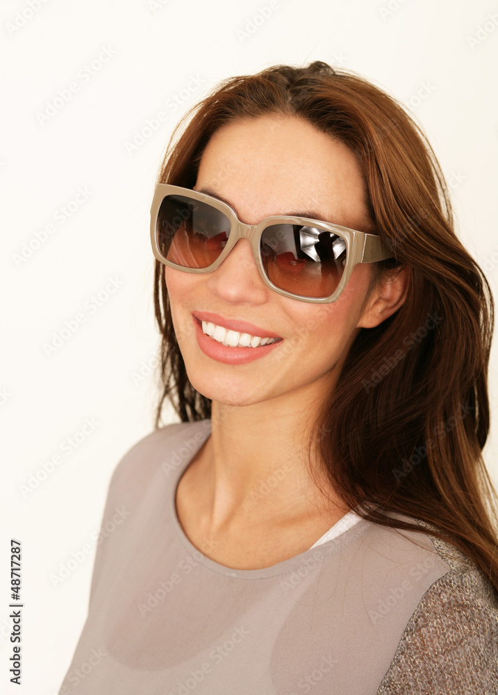 Junge Frau mit Sonnenbrille
