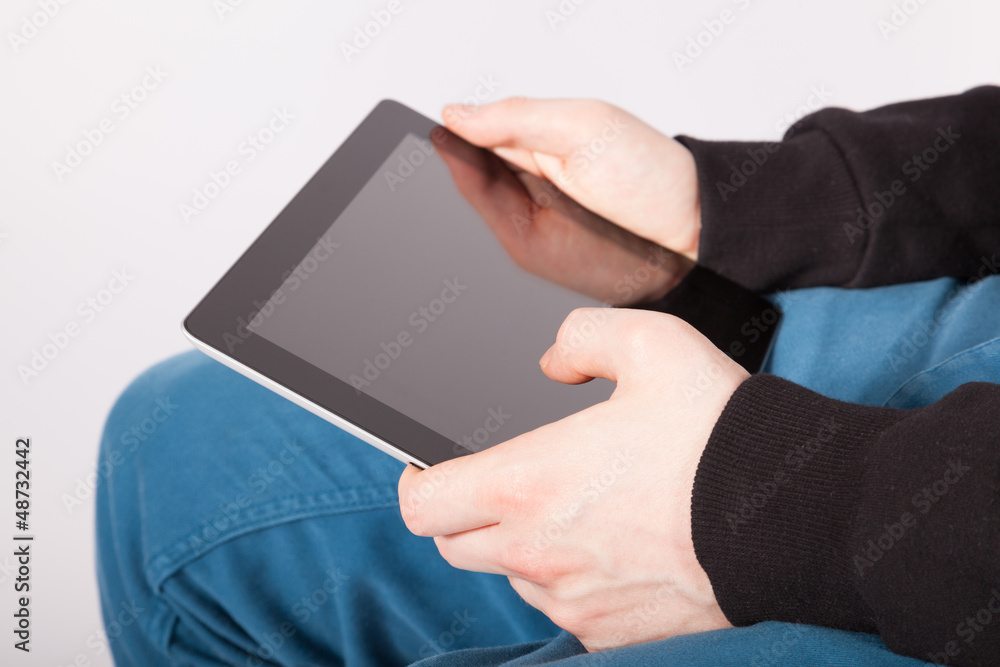 Ein junger Mann arbeitet mit einem Tablet-PC Ein junger Mann arbeitet mit einem Tablet-PC