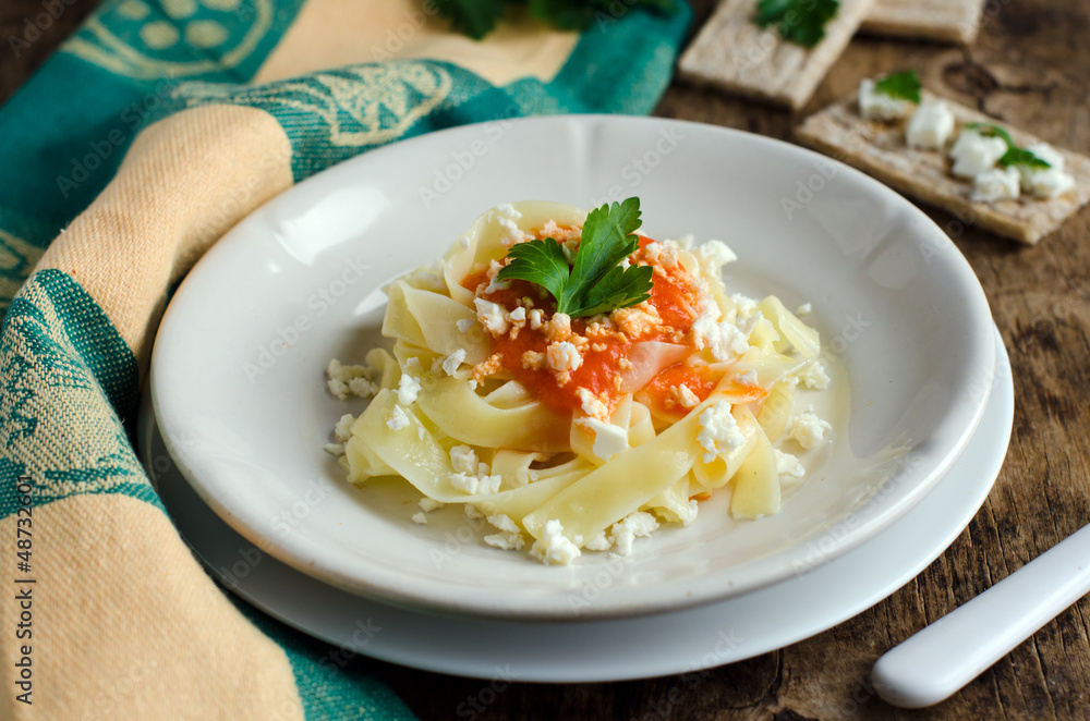 Fettuccine with sauce, baked pepper and cheese