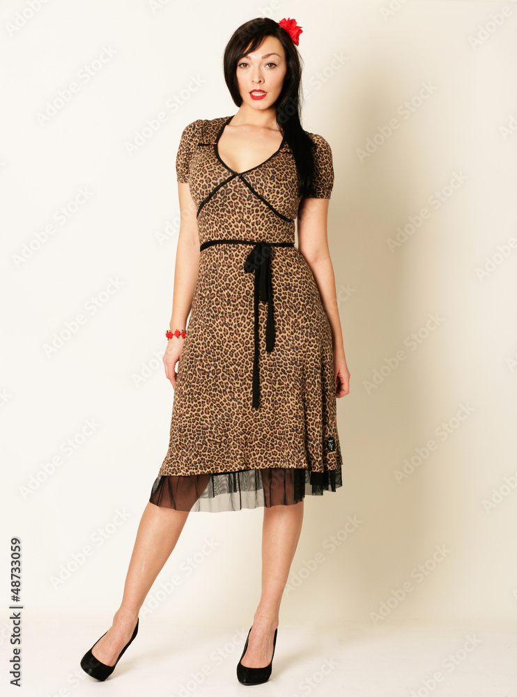 Fototapeta premium junge Frau im Leopardenkleid