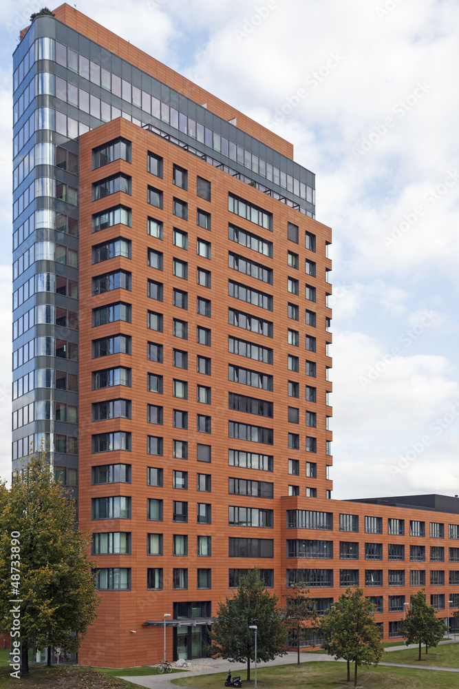Fototapeta premium Wohn- und Geschäftshaus in Düsseldorf, Deutschland