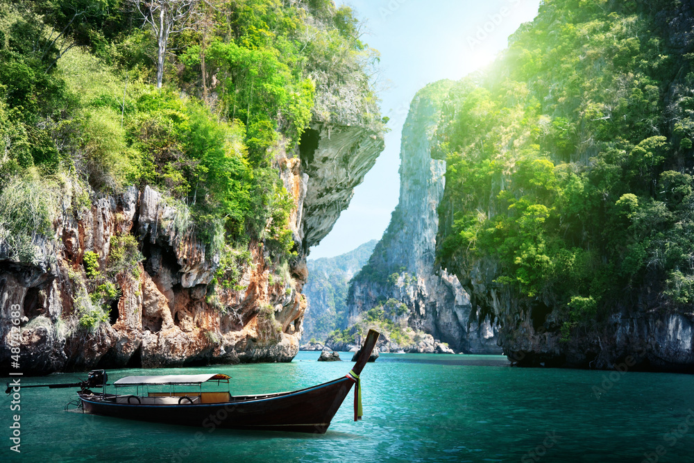 Fototapeta premium długa łódź i skały na plaży railay w Krabi, Tajlandia
