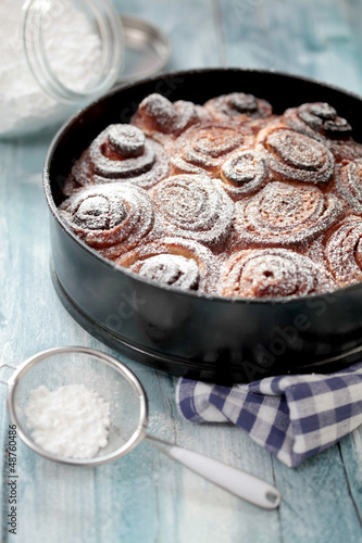 Zimtschnecken Kuchen in der Form photo