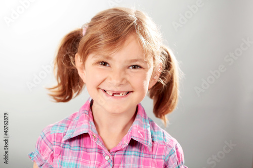 Kleines Mädchen mit Zahnlücke lacht