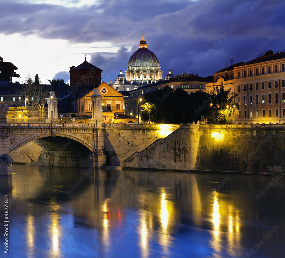 Fototapeta premium Puente sobre el Tiber y cupula de San Pedro del Vaticano (Roma)
