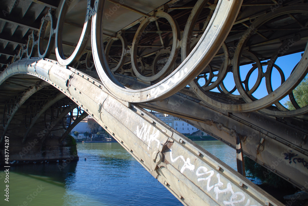 PUENTE DE TRIANA EN SEVILLA. ANDALUCÍA PUENTE DE TRIANA EN SEVILLA. ANDALUCÍA