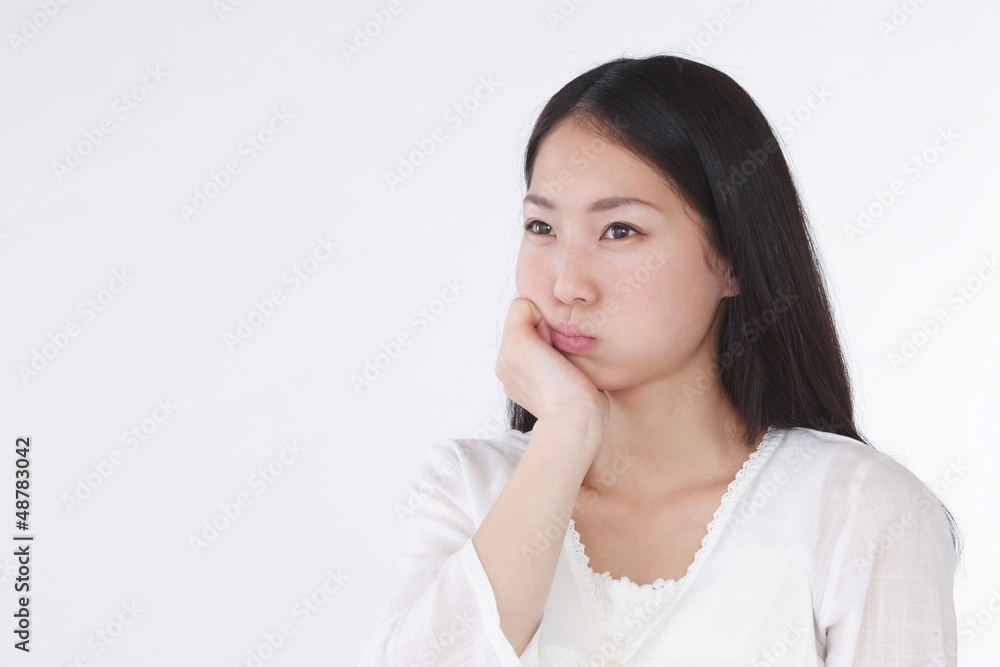 不機嫌な女性 不機嫌な女性