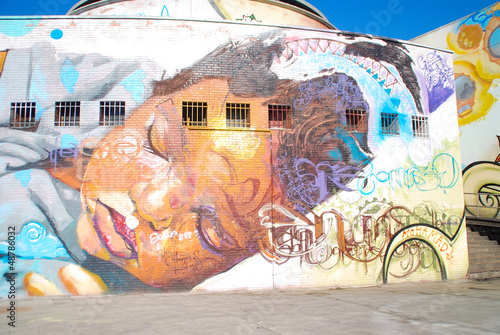 EDIFICIO CON UN GRAFITI, BEB√â DURMIENDO