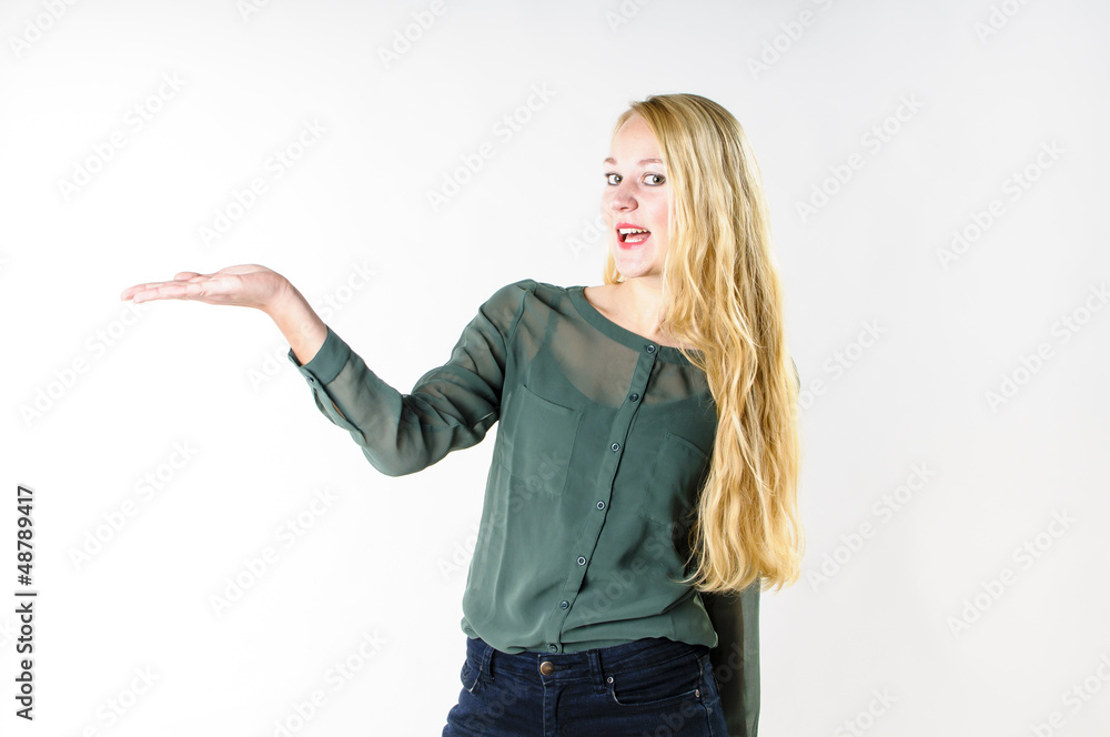 Junge Frau präsentiert etwas Junge Frau präsentiert etwas
