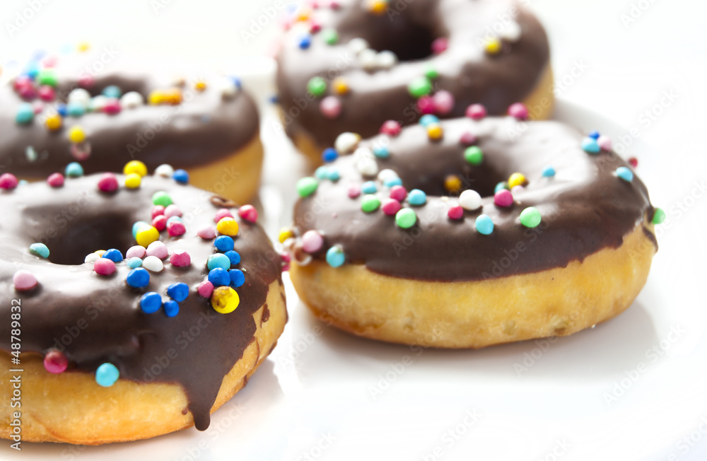 Doughnuts mit Zuckerperlen Doughnuts mit Zuckerperlen