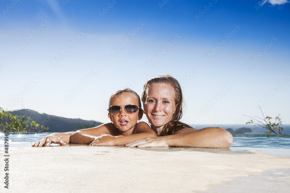 Obraz premium Mother and the sun in the pool