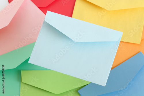 水色の封筒とカラフルな封筒