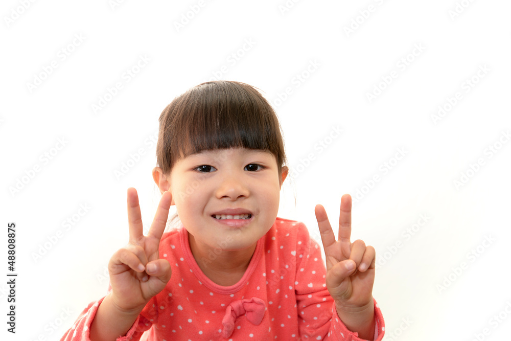 Vサインをして微笑む女の子 Vサインをして微笑む女の子