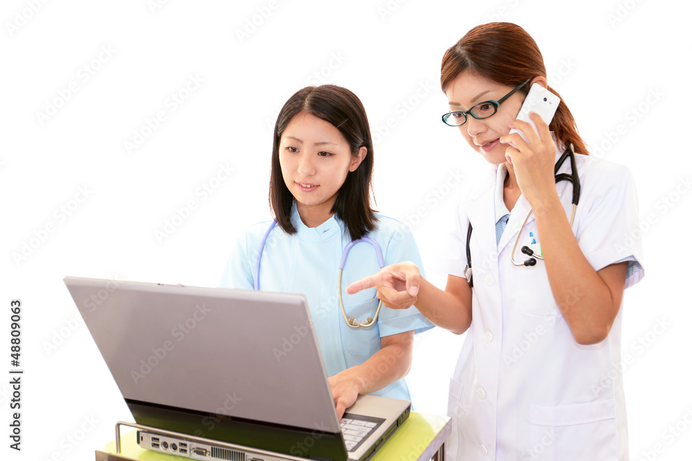 討論する医療スタッフ