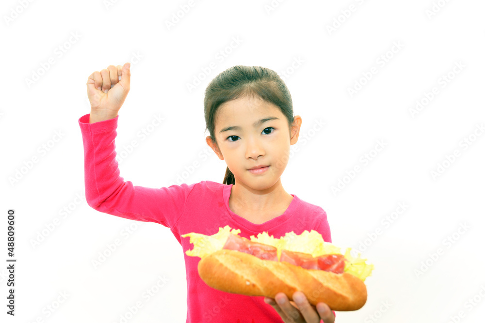 料理に大喜びの女の子