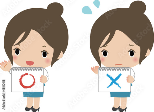 ○と×のボードを持つ女性社員