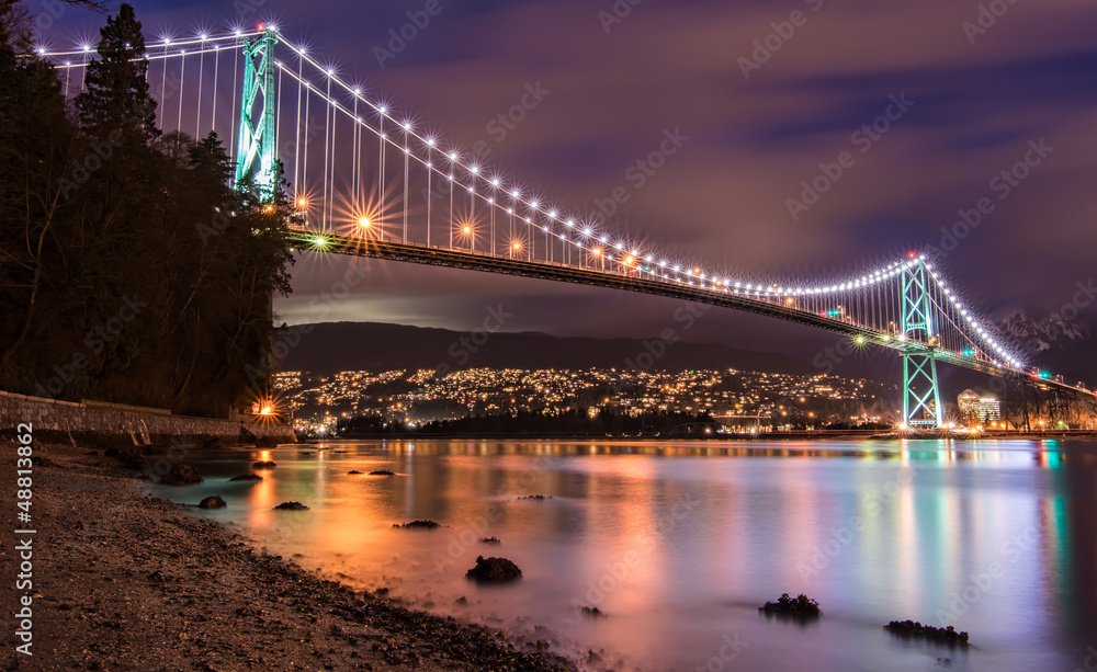 Naklejka premium Lions Gate Bridge in Vancouver at Night