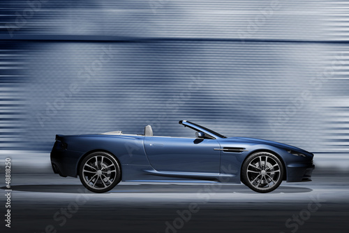 Offener Sportwagen vor futuristischer Kulisse