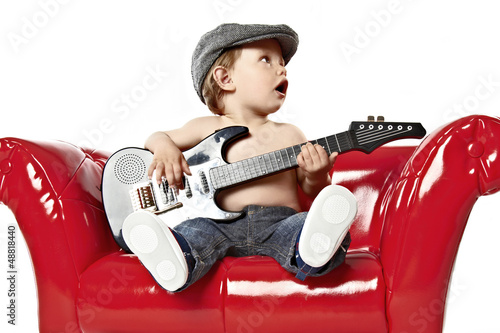 Tapety artystyczne cooler junge mit gitarre