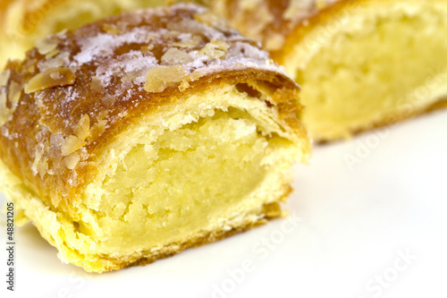 Obraz na płótnie Pastry roll with almond paste w salonie