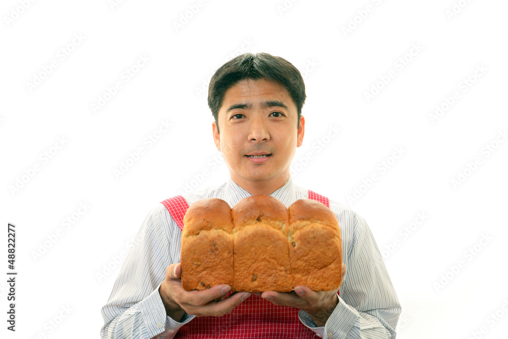 パンを持つ笑顔の男性