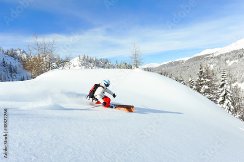Wintertraum - Skifahrer im Tiefschneehang
