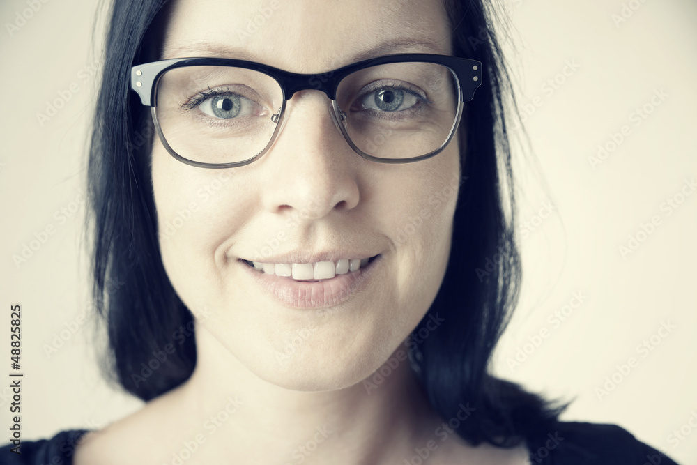Lächelnde Frau mit Brille Lächelnde Frau mit Brille