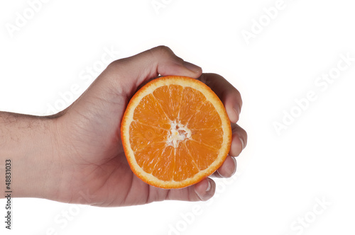 Mano con naranja