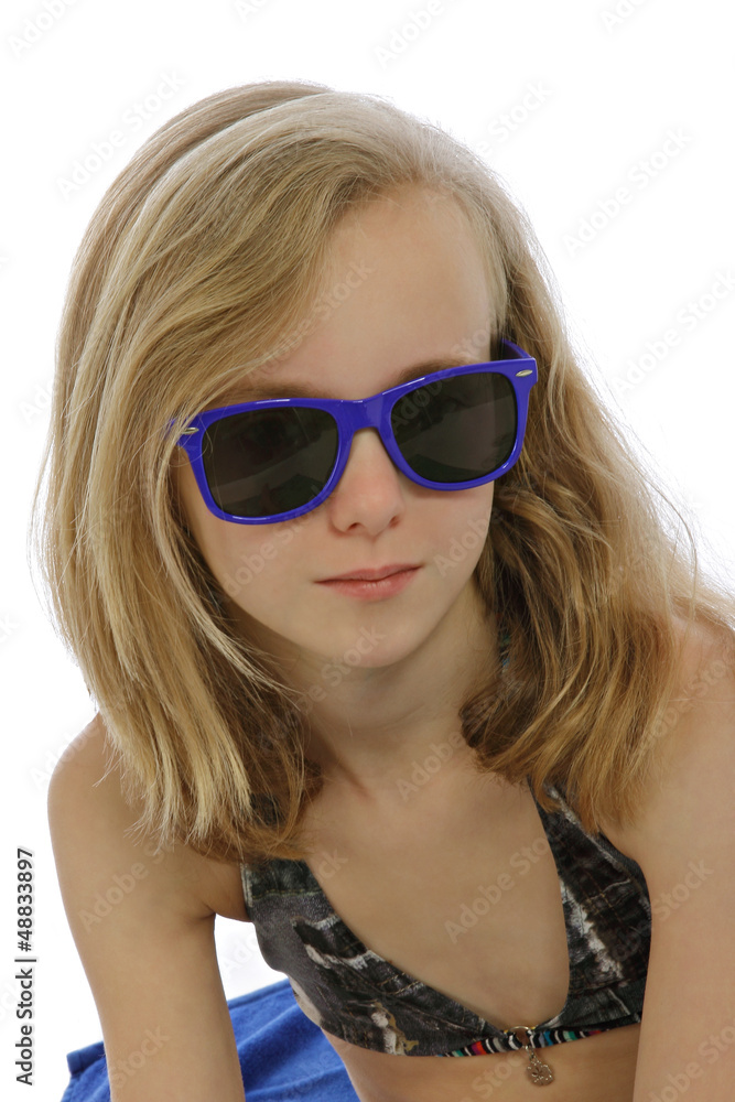 portrait jeune fille de 11 ans avec lunettes solaires portrait jeune fille de 11 ans avec lunettes solaires