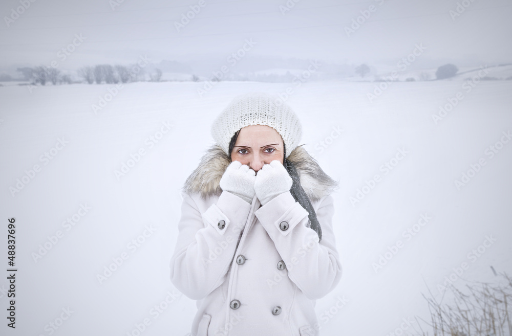 Obraz premium woman alone in the snow