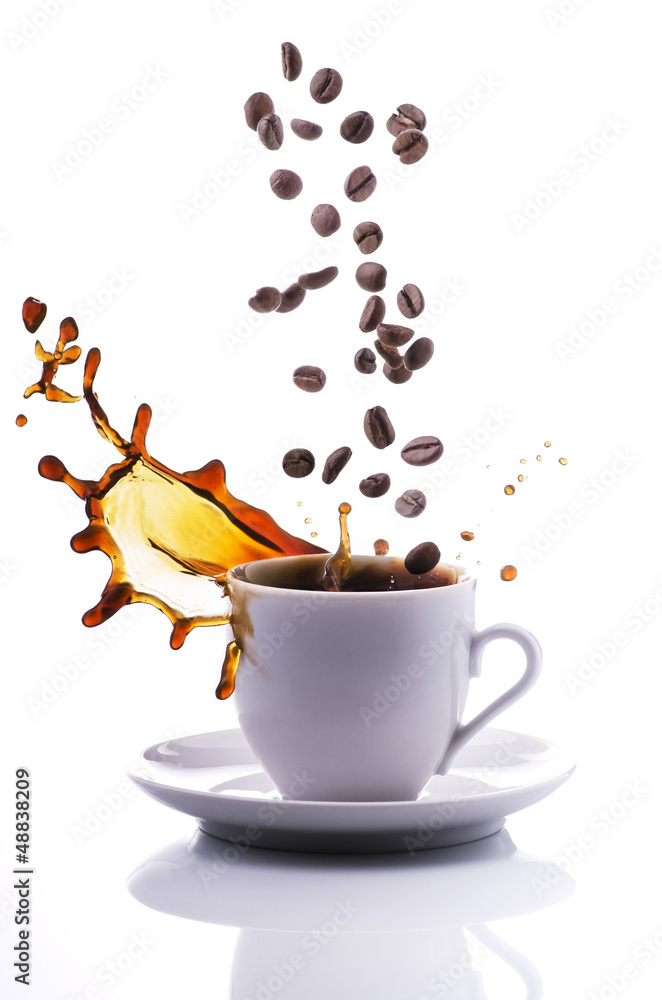 Obraz premium tazzina di caffè con chicchi e spash