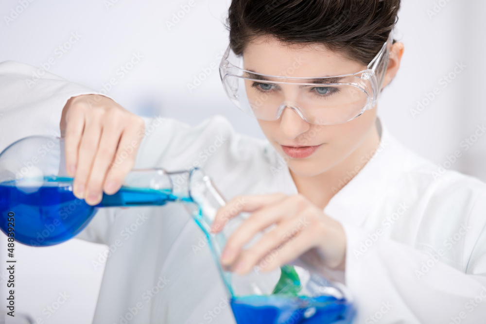 Fototapeta premium laborantin füllt chemikalie um