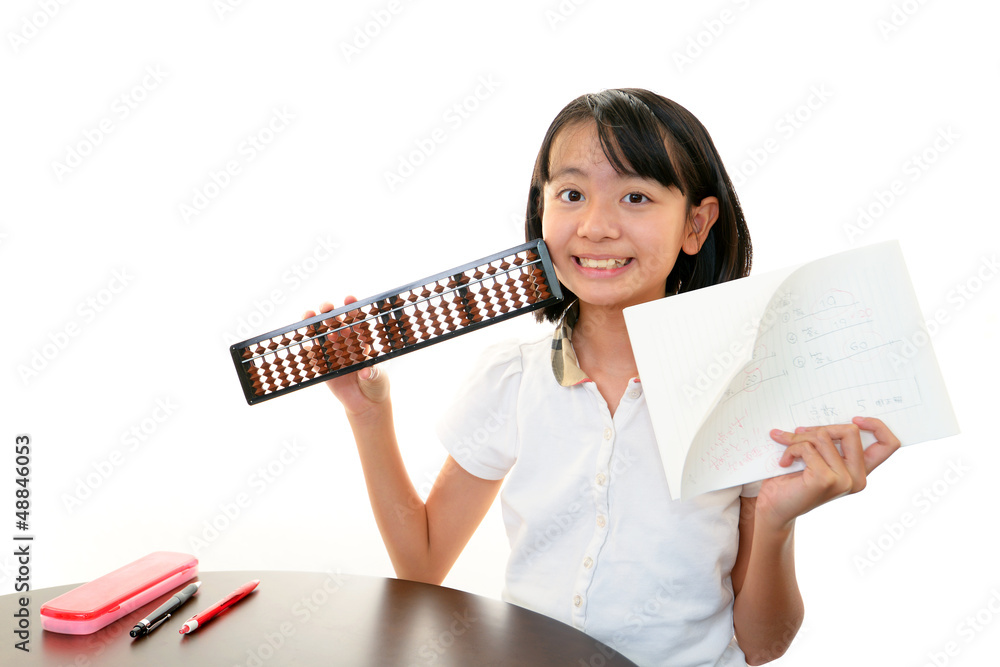そろばんを持った笑顔の女の子