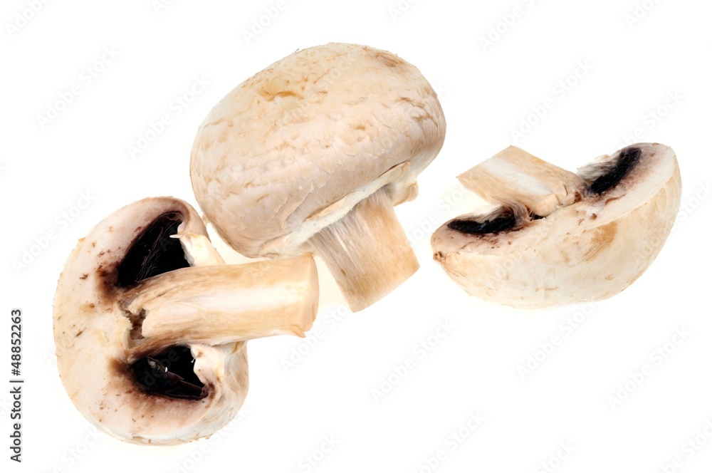 Champignons de Paris entiers et coupés Champignons de Paris entiers et coupés