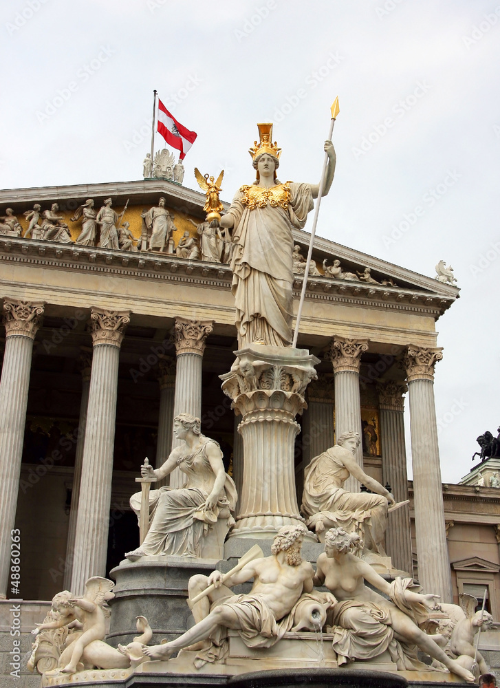 Obraz premium Statue of Athena in Vienna