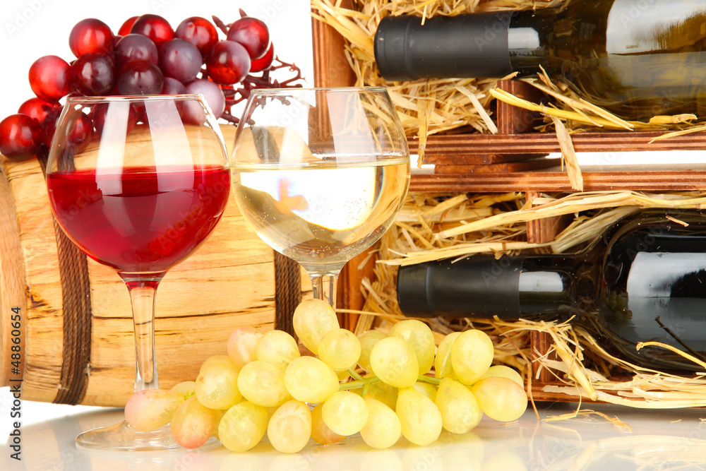 Obraz premium Wooden case with wine bottle, barrel, wineglasses and grape
