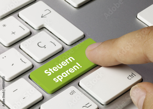 Steuern sparen! tastatur. Finger photo