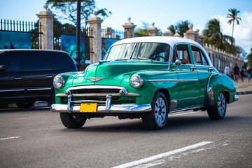 Plexiglas schilderij Cubaanse oldtimers Caribische oldtimer op straat Havana  © mabofoto@icloud.com
