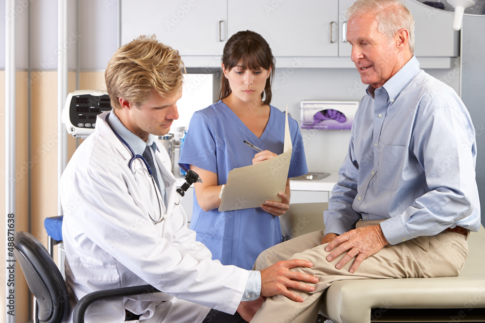 Obraz premium Doctor Examining Male Patient With Knee Pain